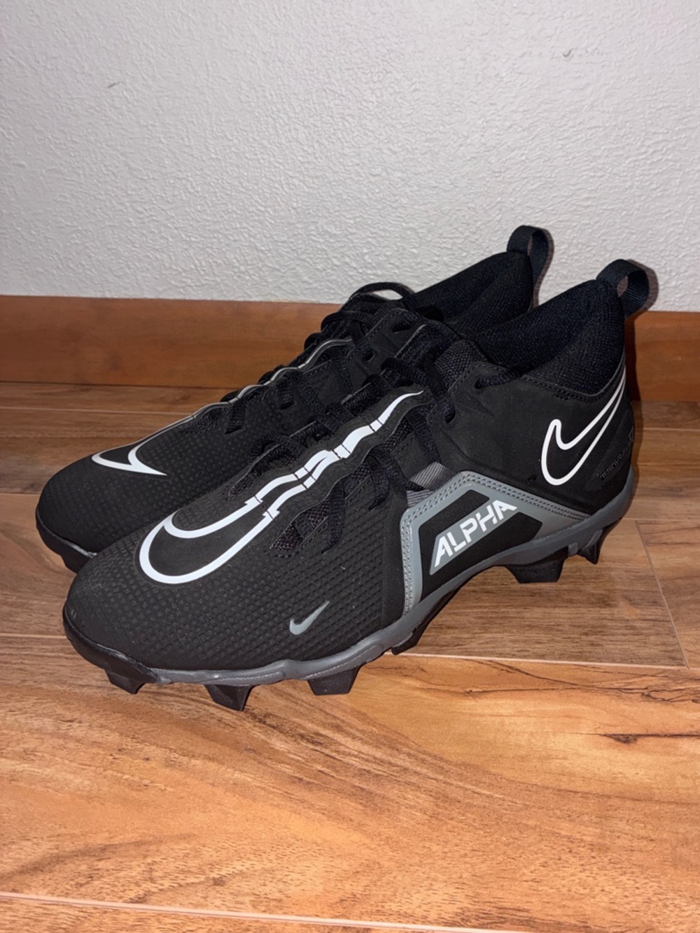 NWOT Nike Men’s Alpha Mence 3 Shark Football Cleats, black - size 9.5
